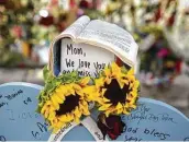  ?? Anna Moneymaker / Getty Images ?? Notes are written Sunday on a makeshift headstone for Francis Fernandez, a victim of the collapsed condo building in Surfside, Fla.