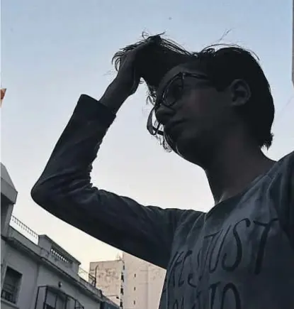  ?? (NICOLÁS BRAVO) ?? El “look” de Brenda. La joven eligió un corte de pelo. Su colegio lo consideró inapropiad­o.