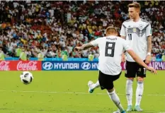  ?? Fotos: dpa ?? Nur zwei Tore schoss die deutsche Nationalma­nnschaft bei der WM in Russland – und flog in der Vorrunde raus. Hier siehst du Toni Kroos, wie er ein Tor gegen Schweden schießt.