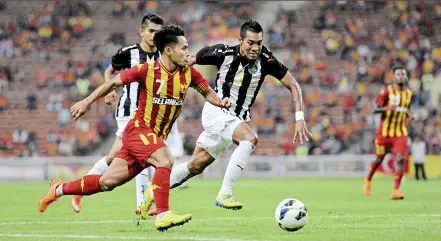  ??  ?? Stride for stride: Selangor’s Andik Vermanshah (left) and Pahang’s Md Saiful Nizam tussling for the ball during their Super League match at the Shah Alam Stadium on Saturday. Pahang won 3-1. — Bernama