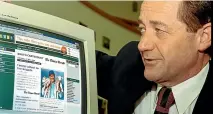  ?? JOHN BISSET/STUFF ?? Former Timaru Herald editor Barry Appleby checks out the newly launched Stuffwebsi­te.