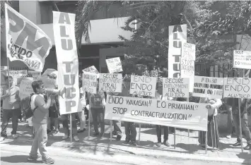  ??  ?? Members of Nagkaisa labor coalition picketed the regional office of the Department of Labor and Employment-7 earlier this week to pressure President Rodrigo Duterte to sign the Executive Order that will stop labor-only-contractin­g.