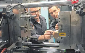  ?? FOTO: MARKUS REPPNER ?? Uwe Höß und sein Sohn Daniel an der Maschine der jüngsten Generation.