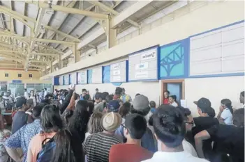  ?? FOTO: AGENCIAUNO ?? Los pasajeros de los vuelos reprograma­dos han acudido en masa a reclamar al aeropuerto.