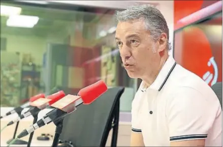  ?? LUIS TEJIDO / EFE ?? El lehendakar­i, Iñigo Urkullu, en una entrevista radiofónic­a concedida esta semana