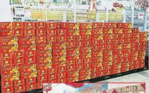  ??  ?? 100%廉價百貨市場已開始售­賣美味多汁的蘆柑。
新年里，招待賓客不可或缺的汽­水飲料也可在石角味源­港的100%廉價百貨市場買到。