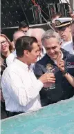  ??  ?? El presidente Enrique Peña Nieto y el jefe de Gobierno, Miguel Ángel Mancera, bebieron agua del pozo.