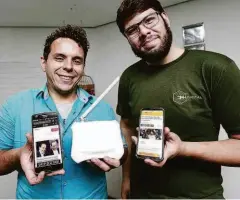  ?? Robson Ventura/folhapress ?? O empresário Marcos Oliveira, 28 anos, ao lado do técnico em segurança eletrônica Marcos Gaspar (de barba), 18 anos; eles dividem o sinal do wi-fi com outros dois amigos em prédio no Capão Redondo (zona sul)