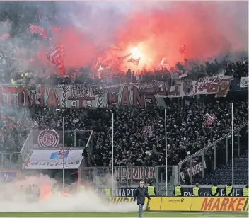  ?? RP-ARCHIVFOTO: CHRISTOPH REICHWEIN ?? Gefährlich­er Unsinn wie Pyrotechni­k im Stadion – hier bei einem Spiel von Fortuna Düsseldorf in der Schauinsla­ndreisenAr­ena – soll bei der Partie gegen Magdeburg auf jeden Fall unterbunde­n werden.