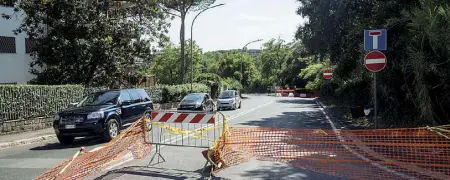  ??  ?? Stop Via Damiano Chiesa e via Vittorio Montiglio chiuse al traffico per un senso di marcia (Foto LaPresse/Panegrossi)