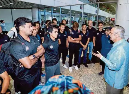  ?? PIC BY AHMAD IRHAM MOHD NOOR ?? Tan Sri P. Alagendra (right) addresses the national squad at the Kuala Lumpur Internatio­nal Airport on their return from London yesterday.