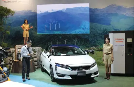  ?? MARK RICHARDSON FOR THE TORONTO STAR ?? A reporter takes notes as presenters explain the fuel-cell-powered Honda Clarity at the 2015 Tokyo Motor Show this week.