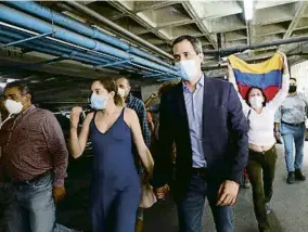  ?? ARIANA CUBILLOS / AP ?? Guaidó i la seva dona, embarassad­a, al seu pàrquing, a Caracas