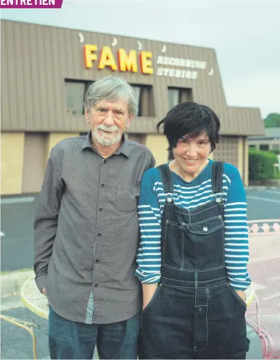  ?? CLYDE GATES ?? Spooner Oldham et Sharleen Spiteri devant les studios Fame de Muscle Shoals, en Alabama.