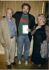  ??  ?? Dick et Jeannette Seaver, en 2008 (ici avec le romancier et cinéaste américain Todd Komarnicki).
