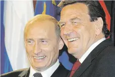  ?? Bývalý německý kancléř Gerhard Schröder (vpravo) s ruským prezidente­m Vladimirem Putinem na archivním snímku z roku 2005. FOTO REUTERS ?? Politika a byznys.
