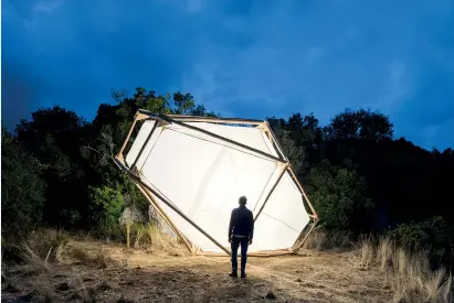  ??  ?? Didier Faustino. « A Home Is Not
a Hole ». 2016. Eucalyptus, bouleau, feutre, lumières. 600 x 700 x 400 cm. Créée pour l’exposition « La maison magique », maison de la culture du Japon, Paris. (Court. galeries Michel Rein, Paris, Filomena Soares, Lisbonne, Parque Galería, México ; © Didier Fiúza Faustino, VEGAP, Bilbao)