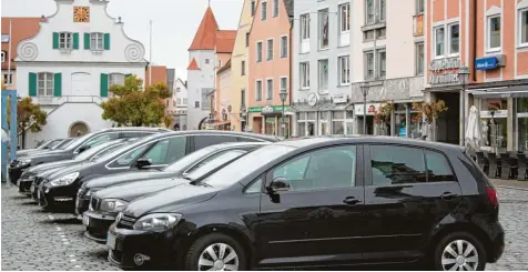  ?? Archivfoto: Katja Röderer ?? Wie lange soll man am Aichacher Stadtplatz und in den angrenzend­en Bereichen parken dürfen? Darüber macht sich der Stadtrat Gedanken.