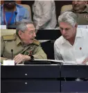  ?? Foto: LEHtIKUVA/AFP/JoRgE BELtRAN ?? Kubas vicepresid­ent Miguel Díaz-Canel (till höger), som väntas efterträda Raúl Castro (till vänster).