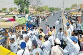  ?? HT PHOTO ?? Farmers blocking the Dabwali road in Sirsa district on Monday.