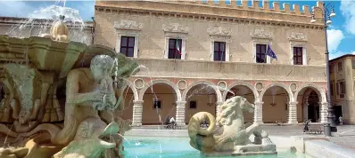  ?? (istock) ?? Monumenti
La fontana di piazza del Popolo, a Urbino, e il Palazzo Ducale, con la Galleria nazionale delle Marche