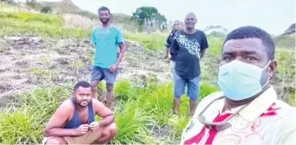  ?? ?? Agricultur­e Technical Officer Ba, Isei Nabitu (right) with Apolosi (black tshirt) with Navala villagers on Apolosi’s farm.