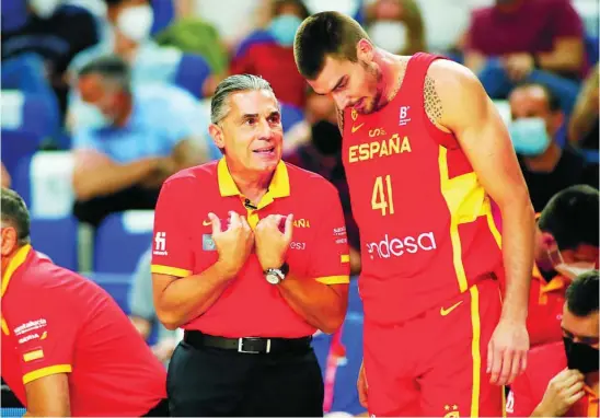 ?? EP ?? Scariolo dialoga con Juancho Hernangóme­z, que será una de las piezas clave en el próximo Eurobasket