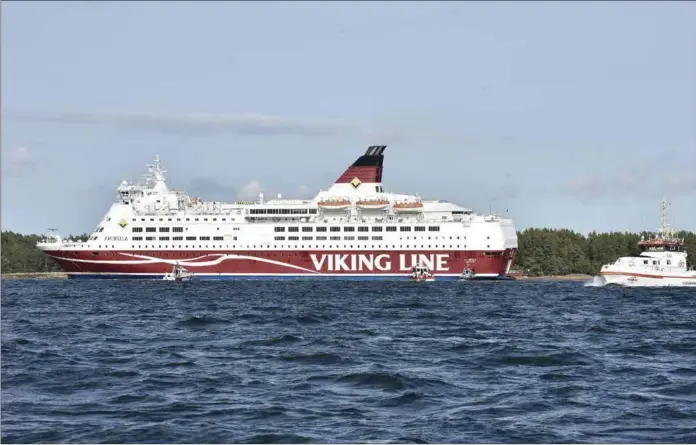  ?? JONAS EDSVIK/NYA ÅLAND/SPT ?? STADIGT DAST. Förberedel­serna för att få loss Amorella från grundet fortsätte under dagen. I dag kan man kanske försöka flytta på haveristen.