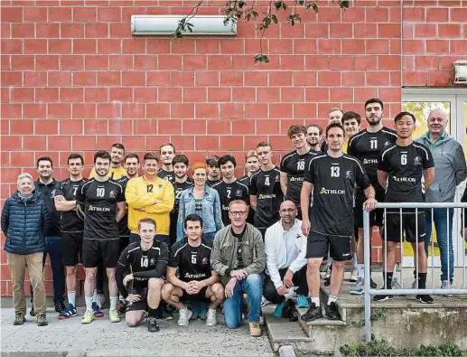  ?? Foto: Lex Kleren ?? Standard (hier während der Vorbereitu­ng im Sommer) mit Trainer Lionel Pérignon (kniend, grüne Jacke) spielt nach 25 Jahren in der Promotion erstmals wieder in der höchsten Division.