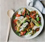  ??  ?? Seeteufel und Fenchel
mit Kräutern, Tomaten und Sardellen