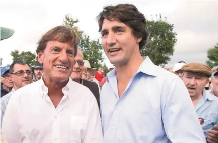  ?? ANDREW VAUGHAN LA PRESSE CANADIENNE ?? Le premier ministre Justin Trudeau discute avec Stephen Bronfman à l’occasion d’une fête organisée par ce dernier à St. Peters Bay à l’Île-du-Prince-Édouard en août 2013.