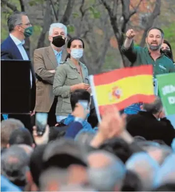  ??  ?? Abascal se dirige a sus seguidores, ayer en Vallecas