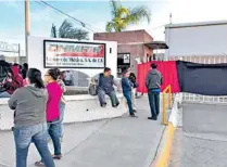  ??  ?? Las altas tarifas eléctricas y el obligado aumento al salario, ponen en riesgo a las maquilador­as de Tijuana/CORTESÍA