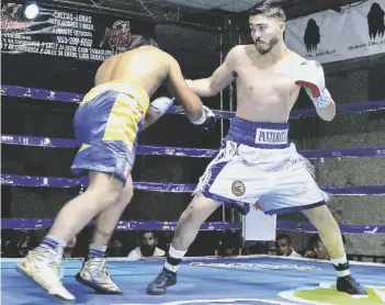  ?? FOTO: ARCHIV BES ?? ARIEL SÁMANO (percha) en acción en su ultimo pelea del 2023, con la que llegó a 12 combates en su carrera invicta.