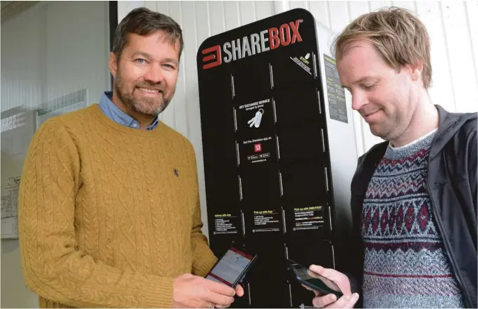  ??  ?? DEMONSTRAS­JON: Geir Atle Ellingsen (t.h.) fikk en solid leksjon i hvordan Sharebox fungerer av Arne Eivind Andersen. Via mobilen kan boksene i skapet bak åpnes og lukkes.