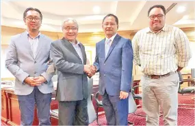  ??  ?? KUNJUNGAN HORMAT: Duta Malaysia ke Kemboja Dato Sri Hasan Malek membuat kunjungan hormat kepada Timbalan Ketua Menteri merangkap Menteri Kerajaan Tempatan dan Perumahan Dato Dr Jaujan Sambakong di Kota Kinabalu pada Rabu. Dato Sri Hasan yang juga bekas...