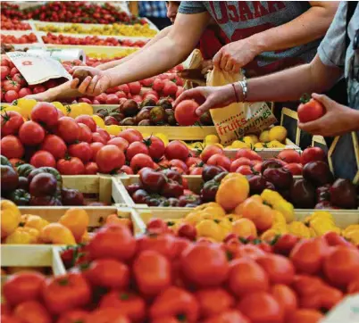  ?? (MARTIAL TREZZINI/KEYSTONE) ?? La Fête de la tomate et du terroir cette année à Carouge.