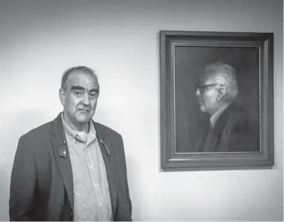  ?? / Cortesía Premio Simón Bólívar - Juan E. Duque. Esteban Duque ?? Fidel Cano Correa, junto al retrato de su tío, don Guillermo Cano Isaza, asesinado el 17 de diciembre de 1986.