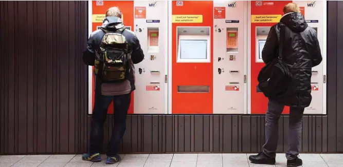  ?? Foto: imago/fossiphoto ?? Wieder müssen die Kunden der Deutschen Bahn mit dem Fahrplanwe­chsel im Dezember tiefer in die Taschen greifen.
