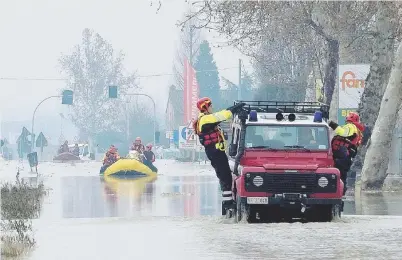  ?? Ansa ?? La devastazio­ne del fiume Enza per le strade di Brescello