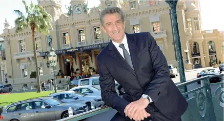  ??  ?? Montecarlo Ezio Greggio davanti al Grimaldi Forum di Montecarlo, nel Principato di Monaco, dove, da 18 anni, organizza il «Montecarlo Film Festival de la Comédie», festival interament­e dedicato ai film commedia
(foto Olycom). Greggio risiede nel principato di Monaco e ha due figli: Giacomo, 30 anni, che si occupa di finanza a Londra, e Gabriele, 26enne, attore