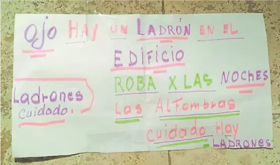  ??  ?? Y fue efectivo. Un vecino avisó que a la noche se robaban los felpudos. después de colocar el cartel, no desapareci­eron más.