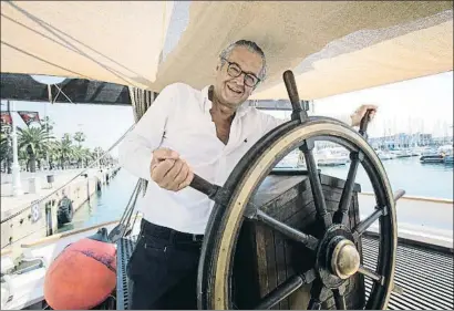  ?? CÉSAR RANGEL ?? Luis Conde, presidente del Salón Náutico, al timón del emblemátic­o velero centenario
