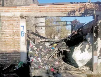  ??  ?? Seguridad Pública Municipal de Tequisquia­pan acordonó el área en prevención de un accidente.