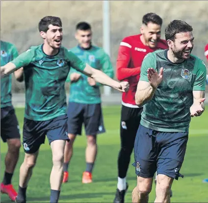  ?? FOTO: REAL SOCIEDAD ?? Los jugadores de la Real parecen celebrar el hecho de que el cvid-19 apenas se haya cebado con la Real esta temporada