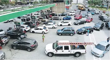  ??  ?? SERVICIO. La gasolinera Puma garantizó el suministro de combustibl­e.