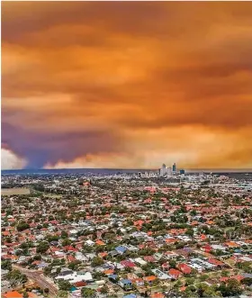  ??  ?? Skies above Perth as a result of the bushfire