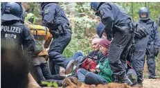  ?? FOTO: CHRISTOPH REICHWEIN ?? Etliche Aktivisten protestier­ten mit einer Sitzblocka­de gegen die Räumung. Polizisten trugen sie weg.