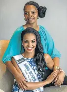  ?? Picture: SIMPHIWE NKWALI ?? MOTHER AND CHILD REUNION: Liesl Laurie and her mother Karen, who is now a teacher