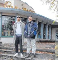  ?? FOTO:ANNE JETHON ?? Max Fohrer und Joshua Witt (von links) haben vor Kurzem im Parktheate­r gedreht.